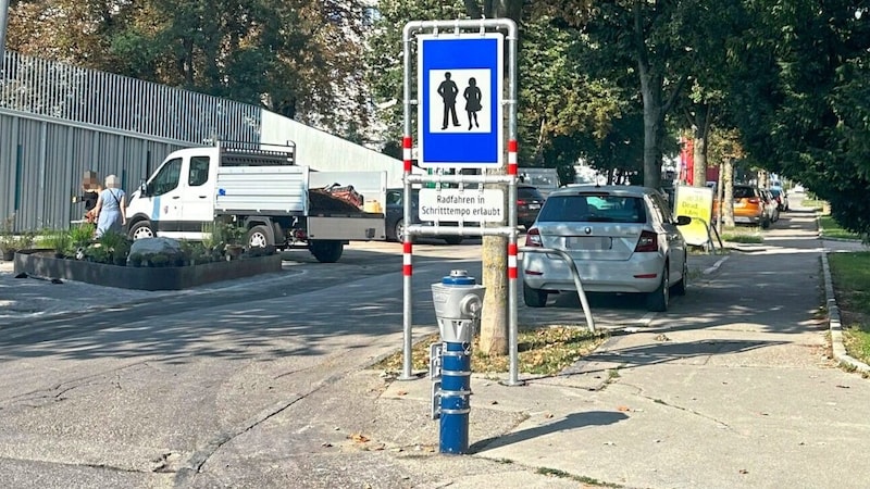 Grillparzerstraße has become a pedestrian zone in the area of the school campus. (Bild: Petra Weichhart, Krone KREATIV)