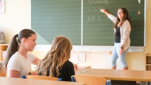 Magdalena Altenhuber (re.) leitet die Sommerschule in der Linzer Karlhofschule, Sarah ...