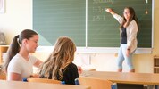 Magdalena Altenhuber (re.) leitet die Sommerschule in der Linzer Karlhofschule, Sarah ...