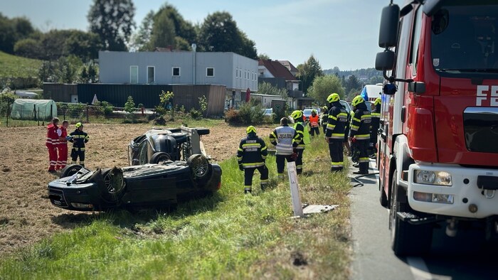 Die Pkw überschlugen sich und mussten aus dem Straßengraben geborgen werden.