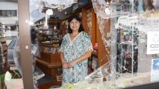 Angelika Stabau vor dem zerstörten Fenster ihrer Trafik. Sie hofft, dass der Asylwerber nicht mehr in Bergheim auftaucht. (Bild: Tschepp Markus)