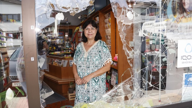 Angelika Stabau vor dem zerstörten Fenster ihrer Trafik. Sie hofft, dass der Asylwerber nicht mehr in Bergheim auftaucht. (Bild: Tschepp Markus)