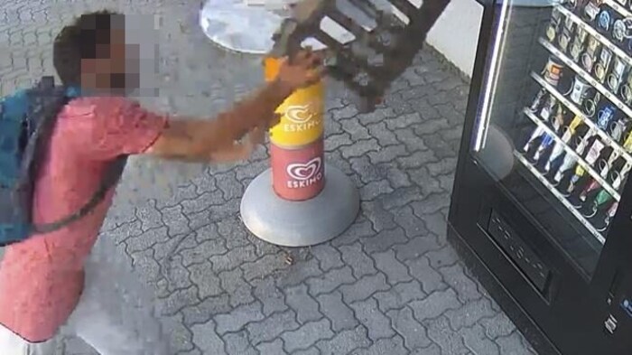 Die Bilder der Überwachungskamera belegen es: Der Täter demolierte mit einem Kanaldecke einen Automaten. 