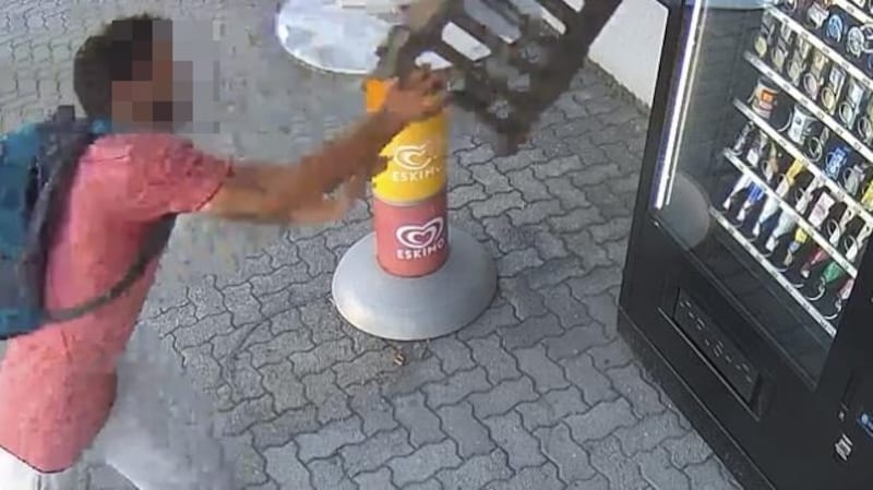 The images from the surveillance camera prove it: the perpetrator demolished a vending machine with a manhole cover. (Bild: Tschepp Markus, Krone KREATIV)