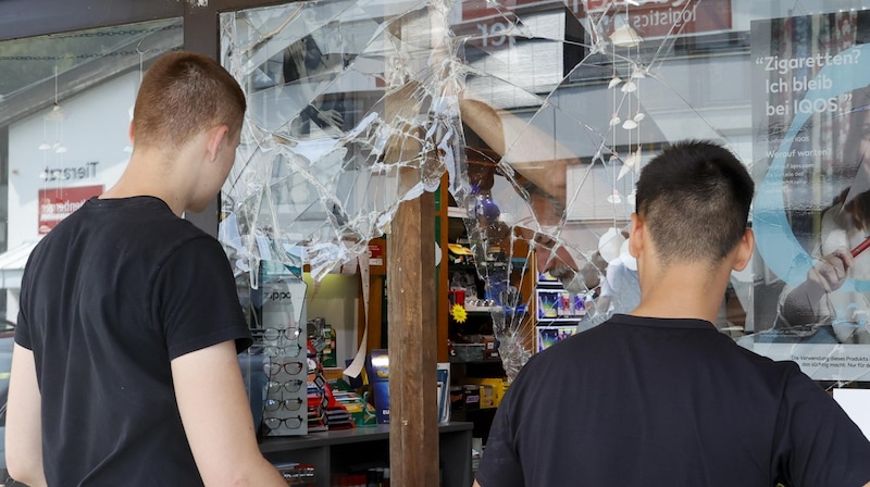  Am Montag reparierten Handwerker das kaputte Fenster der Trafik. (Bild: Tschepp Markus)