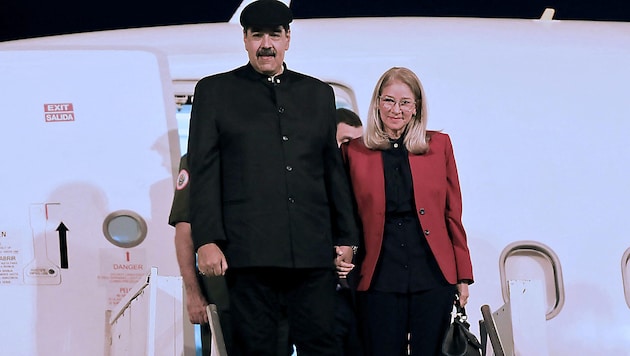 Venezuelas Staatschef Nicolas Maduro und seine Ehefrau Cilia Flores müssen nun bei Auslandsreisen auf andere Flugzeuge zurückgreifen. (Bild: APA/AFP/Venezuelan Presidency/Zurimar CAMPOS)