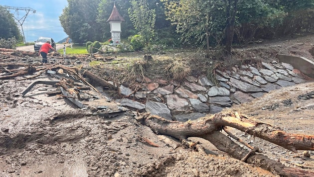 Entire bridges and roads were devastated. (Bild: Elisa Aschbacher)