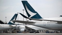 Passagierflugzeuge von Cathay Pacific Airways am Internationalen Flughafen von Hongkong (Bild: APA/AFP/Peter PARKS)