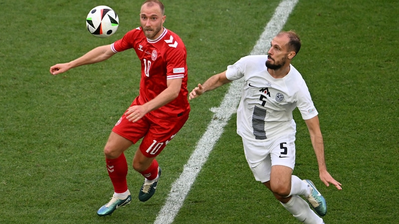 Jon Gorenc Stankovic (re.) im Zweikampf mit Dänemarks Christian Eriksen. (Bild: APA/AFP/Fabrice COFFRINI)