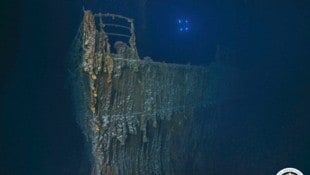 Ein Stück der Reling am Backbordbug der Titanic ist weggebrochen. 
