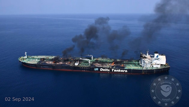 Der Öltanker Sounion brennt nach einem Houthi-Angriff Ende August im Roten Meer – nun kam es erneut zu Angriffen auf Schiffe.   (Bild: APA/European Union's Operation Aspides)