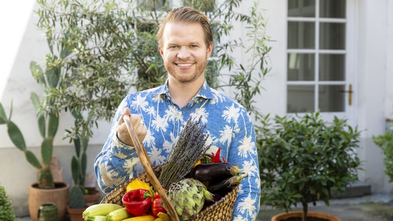 Ob Sushi, Tacos, indisches Curry, israelische oder französische Gerichte – in der Online-Kochschule von Julian Kutos können Sie kulinarisch die ganze Welt bereisen. Julian kocht gemeinsam mit Ihnen live via Zoom. Kurse finden abends oder am Wochenende statt und dauern durchschnittlich 2 Stunden. Es gibt also viel Zeit für Ihre Fragen. Mit einem Gutschein können Sie alleine oder gemeinsam mit Freunden und Familie von zuhause aus mitkochen. Viel Spaß und guten Appetit! (Bild: Julian Kutos)