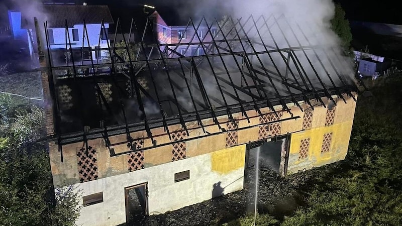 The roof truss of the ruined building has to be removed - there is a risk of collapse. (Bild: Berufsfeuerwehr Klagenfurt)