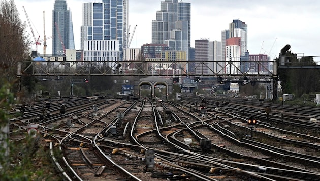 Due to a strike, the tracks at this station in South London are deserted. (Bild: APA/AFP)