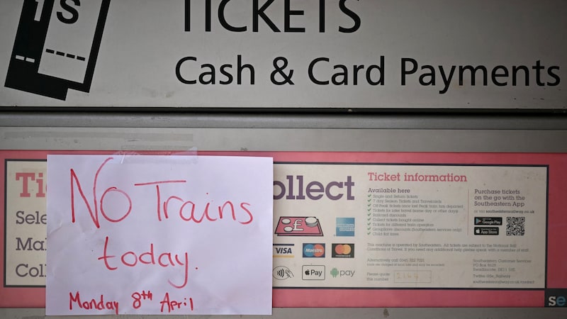 A sign in England indicates that no trains are running due to one of the many strikes. (Bild: APA/AFP)