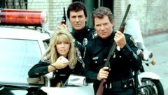 „T.J. Hooker“-Star James Darren (Mitte) ist gestorben. Der Schauspieler, der hier mit seinen Serien-Kollegen Heather Locklear und William Shatner zu sehen ist, wurde 88 Jahre alt. (Bild: picturedesk.com/Everett Collection)