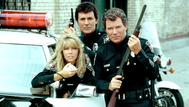 "T.J. Hooker" star James Darren (center) has died. The actor, who can be seen here with his series colleagues Heather Locklear and William Shatner, was 88 years old. (Bild: picturedesk.com/Everett Collection)