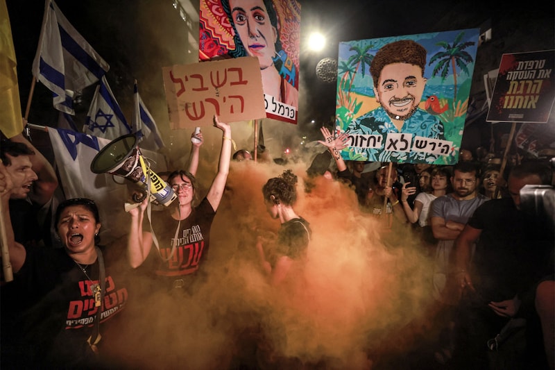 Bei den größten Massenprotesten seit Beginn des Gaza-Krieges hatten Hunderttausende am Sonntagabend ein sofortiges Abkommen mit der islamistischen Hamas gefordert. (Bild: AFP/Menahem Kahana / AFP)