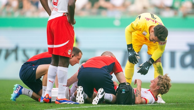 Maurits Kjaergaard had to be treated and will now be out for weeks. (Bild: AP ( via APA) Austria Presse Agentur/GEORG HOCHMUTH)