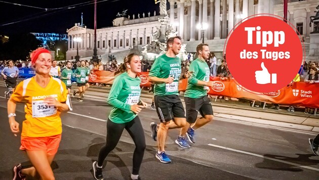 A lap around the Ringstrasse at night is run at the Vienna Night Run. (Bild: Krone KREATIV/Stephan Schütze)