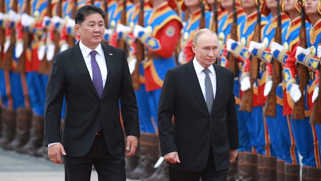 Vladimir Putin strides off the guard of honor with Mongolian President Uchnaagiin Chüreslsüch. (Bild: AFP/Laurent Fievet)