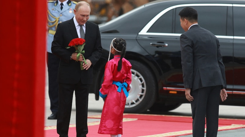 Blumen für den Kremlchef (Bild: AFP/Laurent Fieviet)