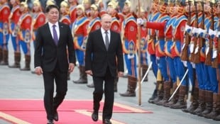 Kreml-Chef Putin wird vom mongolischen Staatschef Uchnaagiin Chürelsüch empfangen (Bild: AFP/Laurent Fievet)