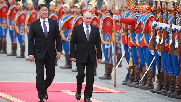 Kremlin leader Putin is received by Mongolian head of state Uchnaagiin Chürelsüch (Bild: AFP/Laurent Fievet)