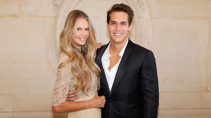 Elle MacPherson mit Sohn Flynn, der wie auch Cy aus der Ehe mit Arpad Busson stammt (Bild: APA/AFP/Geoffroy Van der Hasselt)