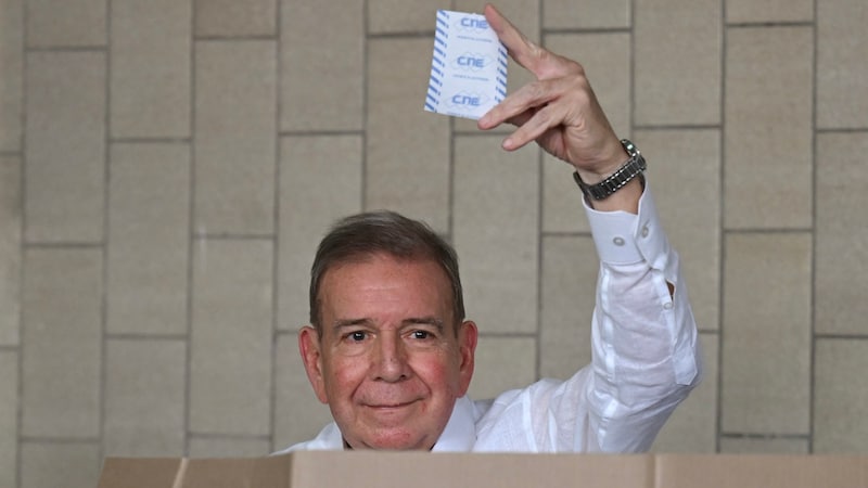 Urrutia González Urrutia casting his vote (Bild: APA/AFP or licensors)