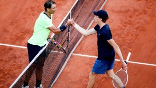 Rafael Nadal (li.) verteidigt Jannik Sinner.