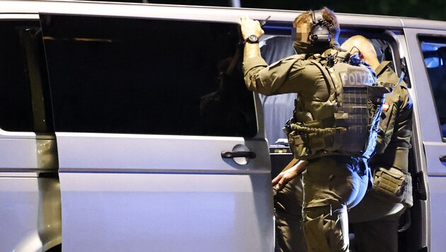 The police also have heavily armed units. (Bild: APA/TOBIAS STEINMAURER, Krone KREATIV)