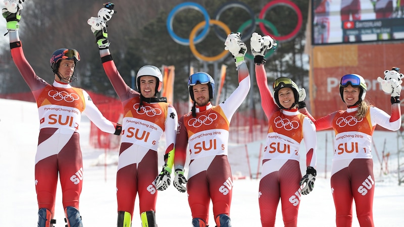 Together with Ramon Zenhäusern, Daniel Yule, Luca Aerni and Wendy Holdener (from left to right), Denise Feierabend (far right) won Olympic gold in Pyeongchang. (Bild: GEPA/GEPA pictures)