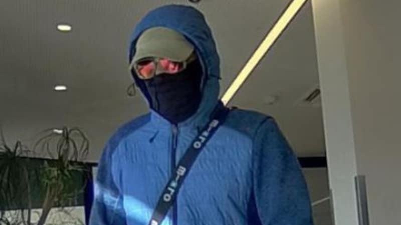 The masked perpetrator. (Bild: Polizei)