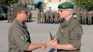 Brigadier Gunther Hessel überreichte die Auszeichnung an Rene Fliel.