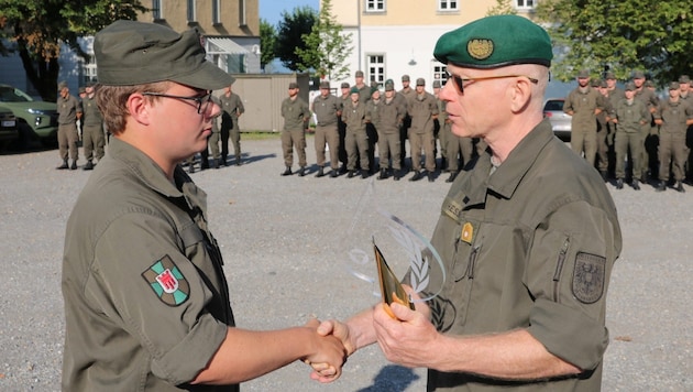 Brigadier Gunther Hessel überreichte die Auszeichnung an Rene Fliel. (Bild: BMLV, KERSCHAT Michael)