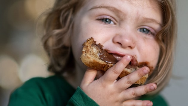 The vegan version of Nutella is also said to be "true to taste". Nevertheless, people with a milk protein allergy cannot eat the vegan spread "because the product is made in a factory where milk is used". (Bild: APA Pool/APA/dpa/Hendrik Schmidt)