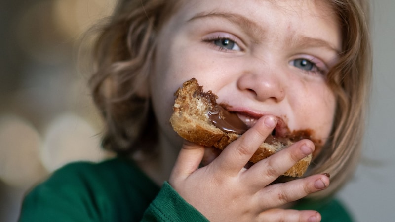 The vegan version of Nutella is also said to be "tasty". Nevertheless, people with a milk protein allergy cannot eat the vegan spread "because the product is made in a factory where milk is handled". (Bild: APA Pool/APA/dpa/Hendrik Schmidt)