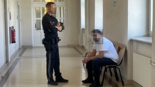 Auf der Anklagebank sitzt nicht die Wahrsagerin, sondern der Geldabholer.