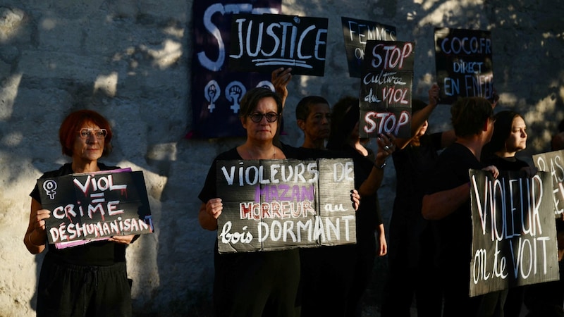 Demonstrations against domestic violence took place outside the courthouse. (Bild: APA/AFP )