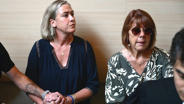 Caroline D. with her mother Gisele P. and her brother during the trial. (Bild: APA/AFP)