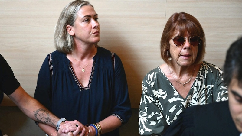 Caroline D. with her mother Gisele P. and her brother during the trial. (Bild: APA/AFP)