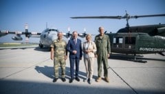 OÖ Militär-Kommandant Dieter Muhr, LH Thomas Stelzer, Ministerin Klaudia Tanner, Brigadier Wolfgang Luttenberger (v. li.). (Bild: Land OÖ/Max Mayrhofer)