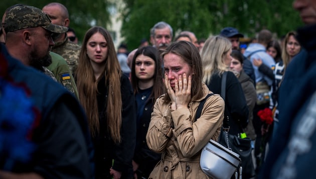 A woman in Poltava cries during a funeral. (archive picture) (Bild: AFP/Ihor Tkachov)