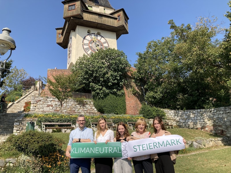 Severin Ettl (Plattform Klimaneutral), Viktoria Auer (Global 2000), Alena Zöch (Fridays for Future), Elfi Nebel (Klimarat-Verein) und Martina Stangl (Scientists for Future) luden zur Pressekonferenz. (Bild: Plattform Klimaneutral)