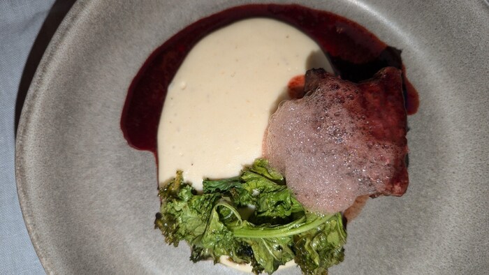 Beiried mit Maniok Püree, Portwein Demi Glace und Portweinschaum.