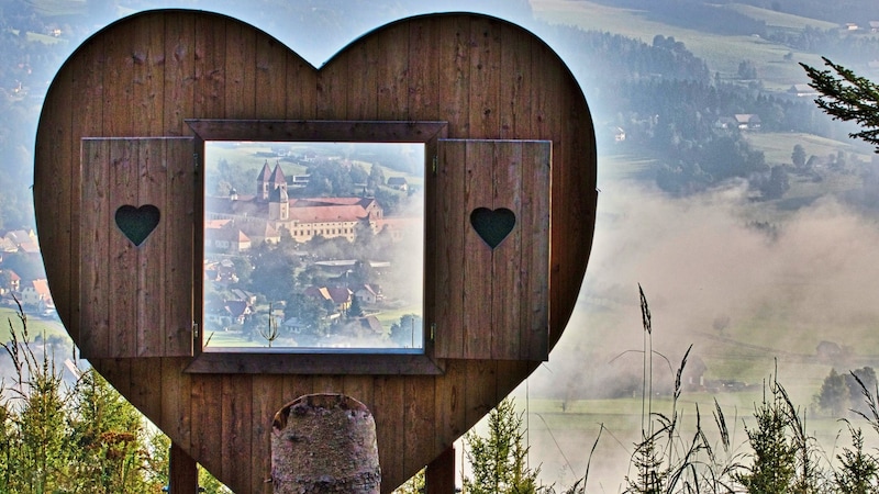 Ein herzlicher Wegpunkt entlang des Pilgerpfades „Vom Dom zum Turm“ ist dieser Rastplatz mit Blick auf Seckau. (Bild: Silvia Sarcletti)