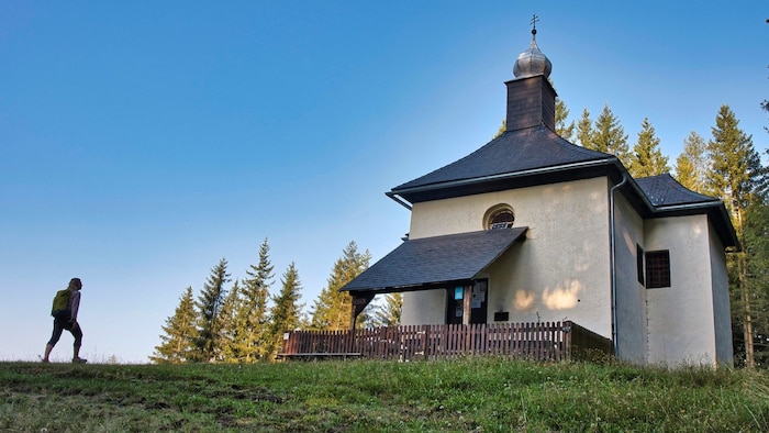 Über die Kalvarienbergkirche „Zum Hl. Kreuz“ führen Pilger- und Wanderwege zum „Turm im ...