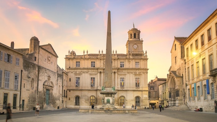 Der große Steinobelisk steht in Arles auf der „Place de la République“.