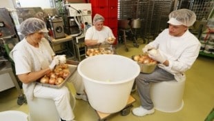 Viel Platz und Personal, doch auch in einer Großküche sind Möglichkeiten begrenzt.